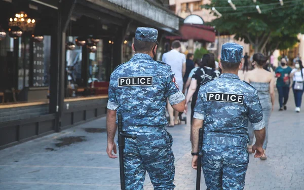 Καυκάσιος Δύο Αστυνομικός Που Περπατάει Στην Πόλη — Φωτογραφία Αρχείου
