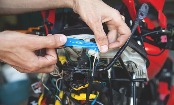 Elektriksel işler. Yalıtım bandıyla elektrik kablosunu ayır
