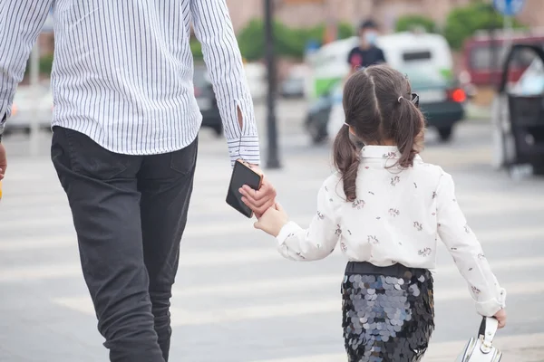 Pequena Filha Pai Andando Cidade — Fotografia de Stock