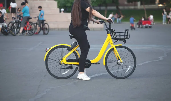 Kaukasische Mädchen Fahren Fahrrad Der Stadt — Stockfoto