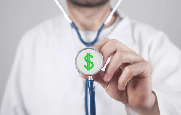 Doktor Steteskop Dolar Sembolü Gösteriyor — Stok fotoğraf
