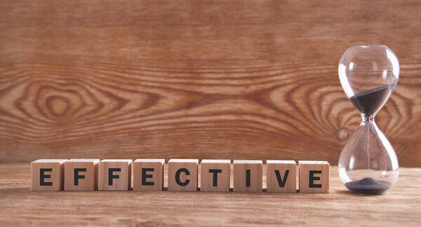 Песочные часы с эффектным словом на деревянных кубиках.