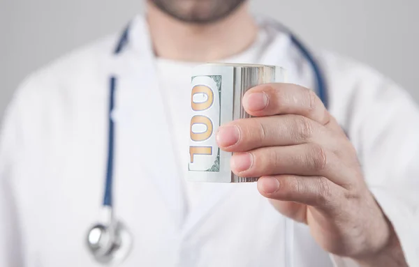 Médico Caucásico Mostrando Billetes Dólar —  Fotos de Stock