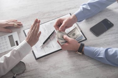 Adam ofisteki çalışana rüşvet veriyor. Yozlaşma, rüşvet