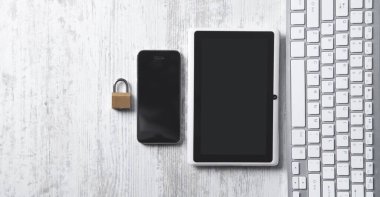 Akıllı telefonlu asma kilit, klavye, tablet. Güvenlik