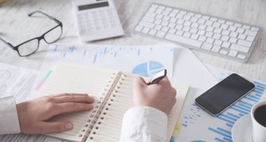 Ofis masasındaki not defterine yazan kız.. 