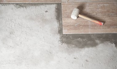 Seramik fayanslarda lastik çekiç. Döşeme yenileniyor