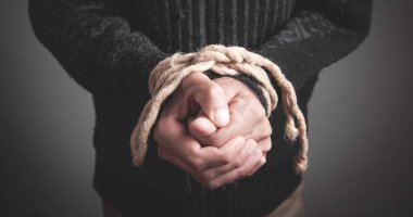 Elleri iple bağlı. Hapis kavramı