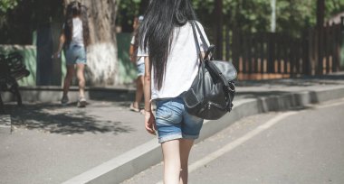  Yaz parkında sırt çantalı gezgin..