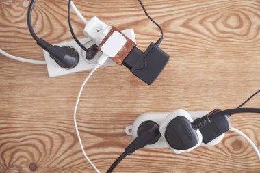 Farklı elektrik prizleri ve şarj aletleri bağlı uzantı bloğu. 