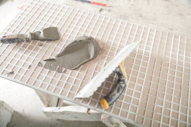 Seramik seramik seramik döşeme. Zemini yeniliyorum.