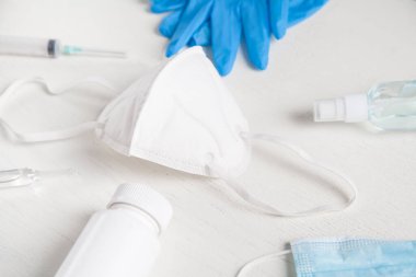 Dezenfektan jeli, yüz maskesi, eldivenler, şırınga. Coronavirus Hastalığı Önleme 