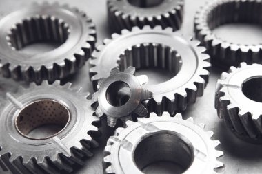 Metal arka planda dişli mekanizması. Sanayi
