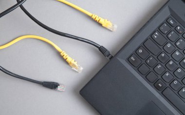 İnternet kablosu ve dizüstü bilgisayar. - İnternet. Teknoloji
