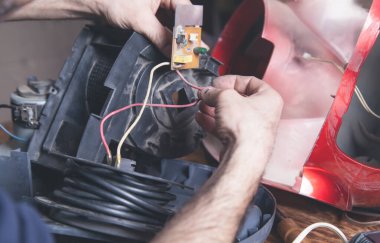 Elektrik süpürgesinin tamircisi. Onarılıyor