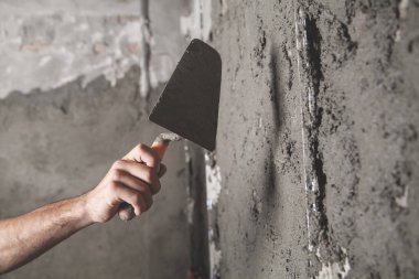 İşçi sıva duvarı. İnşaat işi