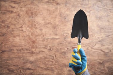 İşçi eli küçük küreği gösteriyor.