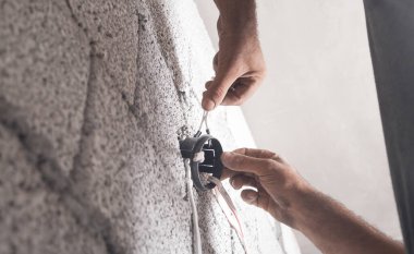 Elektrik tesisatı elektrik kabloları evde.