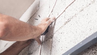 Elektrik tesisatı elektrik kabloları evde.