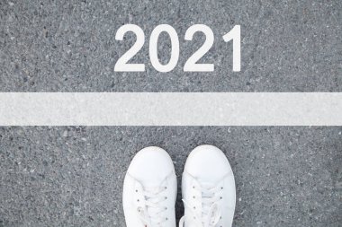 2021 'e başla. Asfalt yolda erkek ayakkabıları