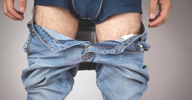 Pantolonunu indirmiş beyaz bir adam..