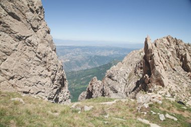 Doğadaki uçurum. Ermenistan. Yaz zamanı.