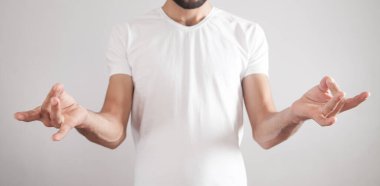 Ofiste yoga yapan bir adam. Meditasyon