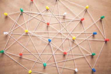 İplikle tutturulmuş raptiyeler. Ağ