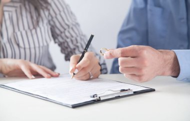 Boşanma sözleşmeli ve yüzüklü bir çift. Boşanma