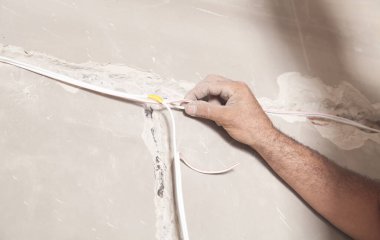 Elektrik tesisatı elektrik kabloları evde.