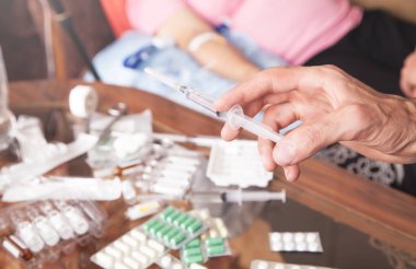 Doktor el şırıngası. Hastaya iğne yapmak