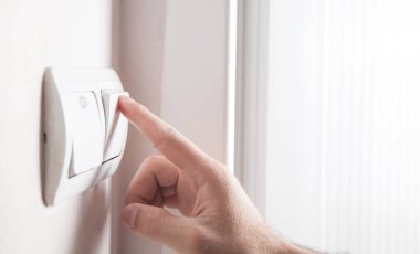 Işık düğmesini kapatıyorum..