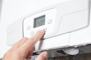 Oda sıcaklığını ayarlıyorum. Daire