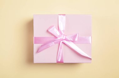 Sarı arka planda hediye kutusu. Güzel hediye. 