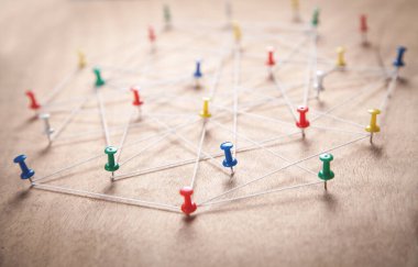 İplikle tutturulmuş raptiyeler. Ağ