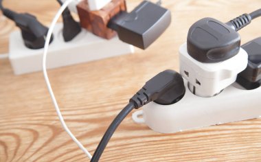 Farklı elektrik prizleri ve şarj aletleri bağlı uzantı bloğu. 