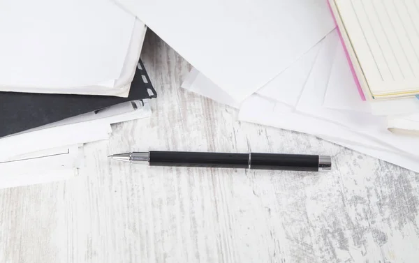 書類とペン ビジネスデスク 事務所 — ストック写真
