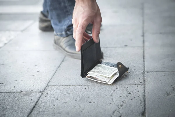 Vit Man Plockar Upp Förlorad Plånbok Stad — Stockfoto