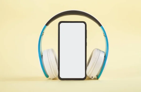 White Wireless Headphones Smartphone Yellow Background — Stock Photo, Image
