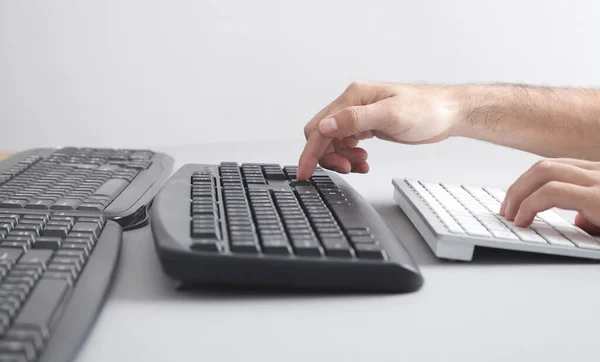 Hombre Escribiendo Teclado Computadora — Foto de Stock