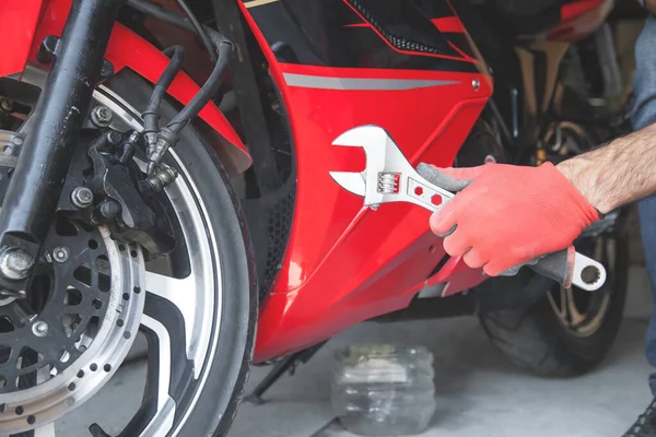 Mekanik Menggunakan Kunci Pas Pada Sepeda Motor Garasi Kerja — Stok Foto