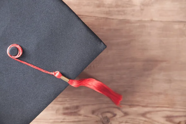 Mezuniyet şapkası ahşap masada. Eğitim