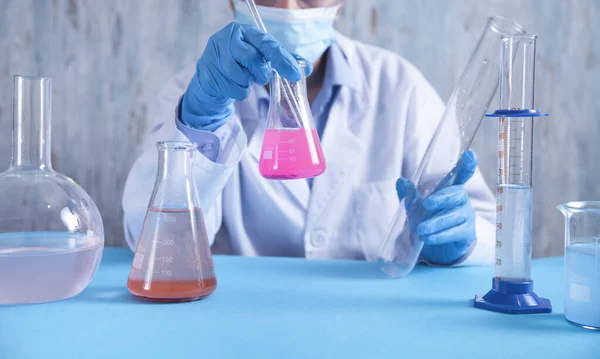 Chica Trabajando Con Frasco Laboratorio — Foto de Stock