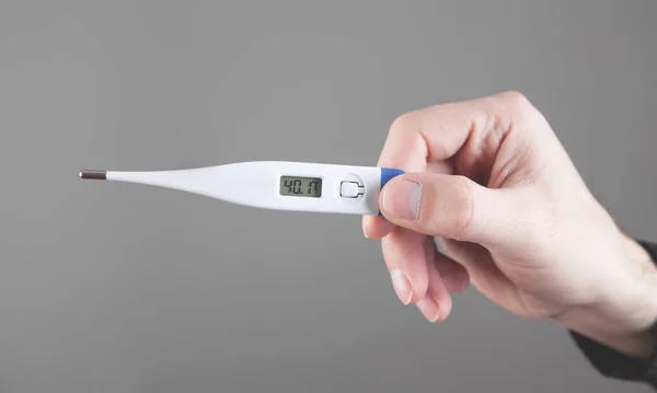 Een Mannelijke Hand Die Een Thermometer Vasthoudt Hoge Temperatuur — Stockfoto