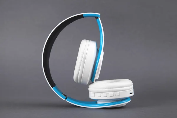 Białe Bezprzewodowe Słuchawki Ciemnoszarym Tle — Zdjęcie stockowe