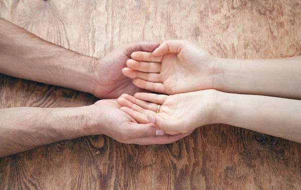 Junges Paar Hält Hand Hölzernem Hintergrund — Stockfoto