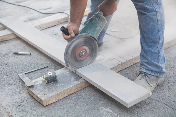 Trabajador Cortar Una Baldosa Con Una Amoladora — Foto de Stock