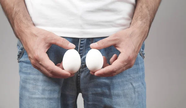 Caucásico Hombre Mostrando Dos Huevos — Foto de Stock
