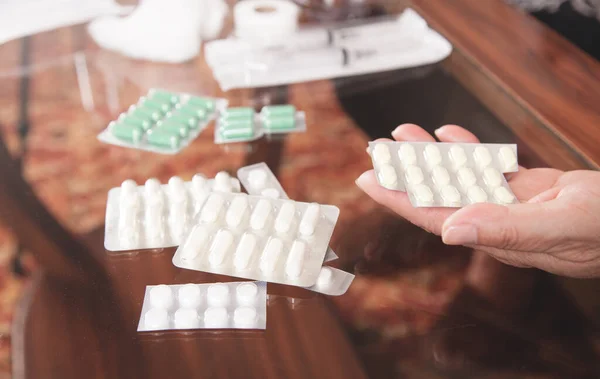 Egy Aki Otthon Tartja Tablettákat — Stock Fotó
