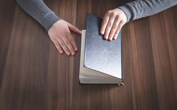 Chica Con Una Santa Biblia Religión Educación — Foto de Stock